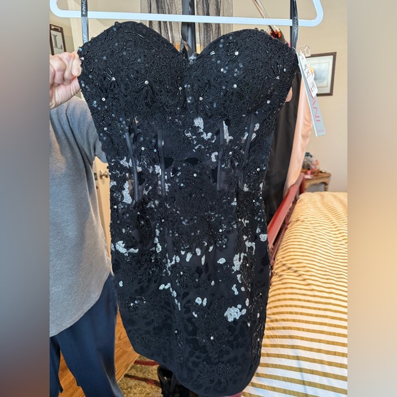 ✨ JOVANI Beaded Black Lace Corset Dress – Perfect for Prom! ✨ - Picture 3 of 11